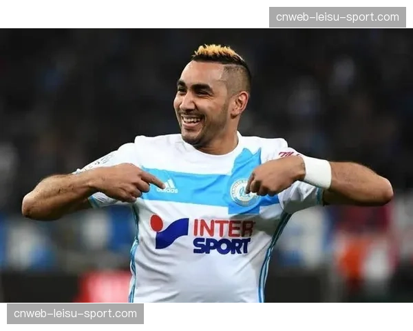 特写：老将帕耶在马赛主场谢幕战赛后向看台深情致意