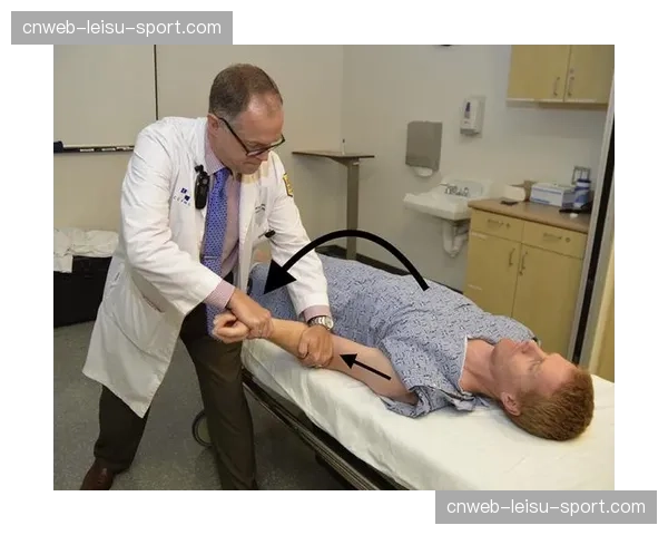 特写:赛场医疗团队快速处置运动员肩关节脱位伤情 特写:赛场医疗团队快速处置运动员肩关节脱位伤情