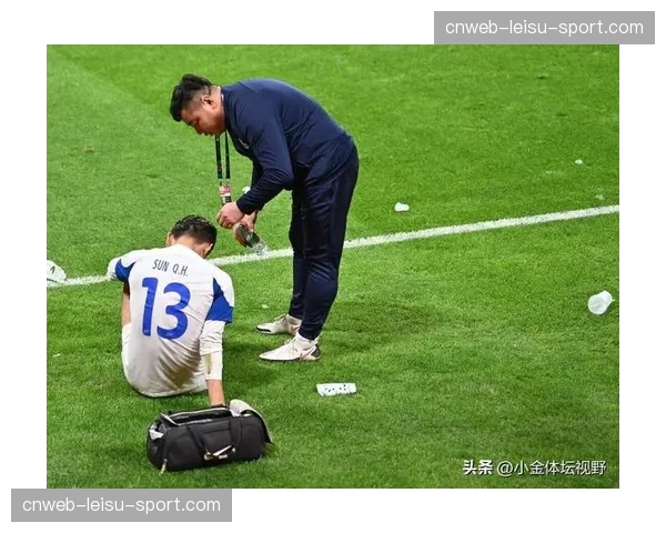 暖心一幕：两队球员暂停比赛，协助受伤的边裁离场