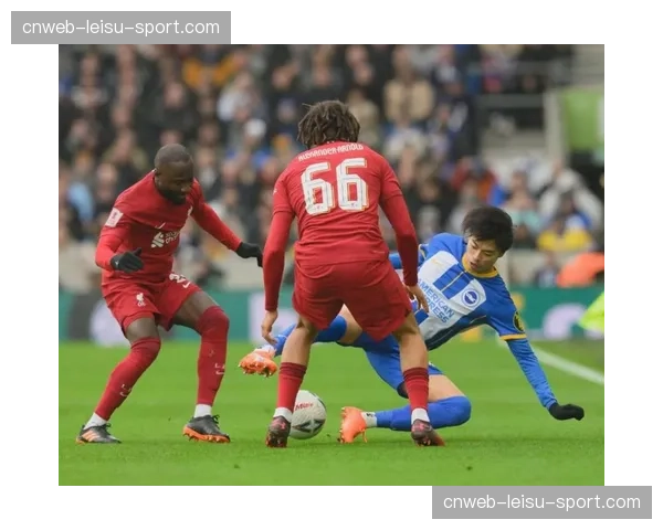 现场通讯:雨战影响萨索洛地面传控,球队半场后果断调整增加长传