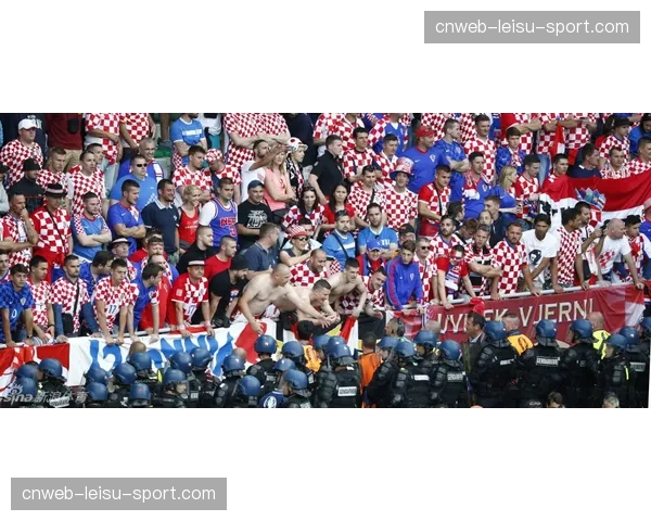 马赛vs里昂德比战因球迷投掷烟火中断15分钟